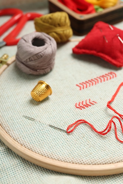Zbliżenie na haftowane nici i detale